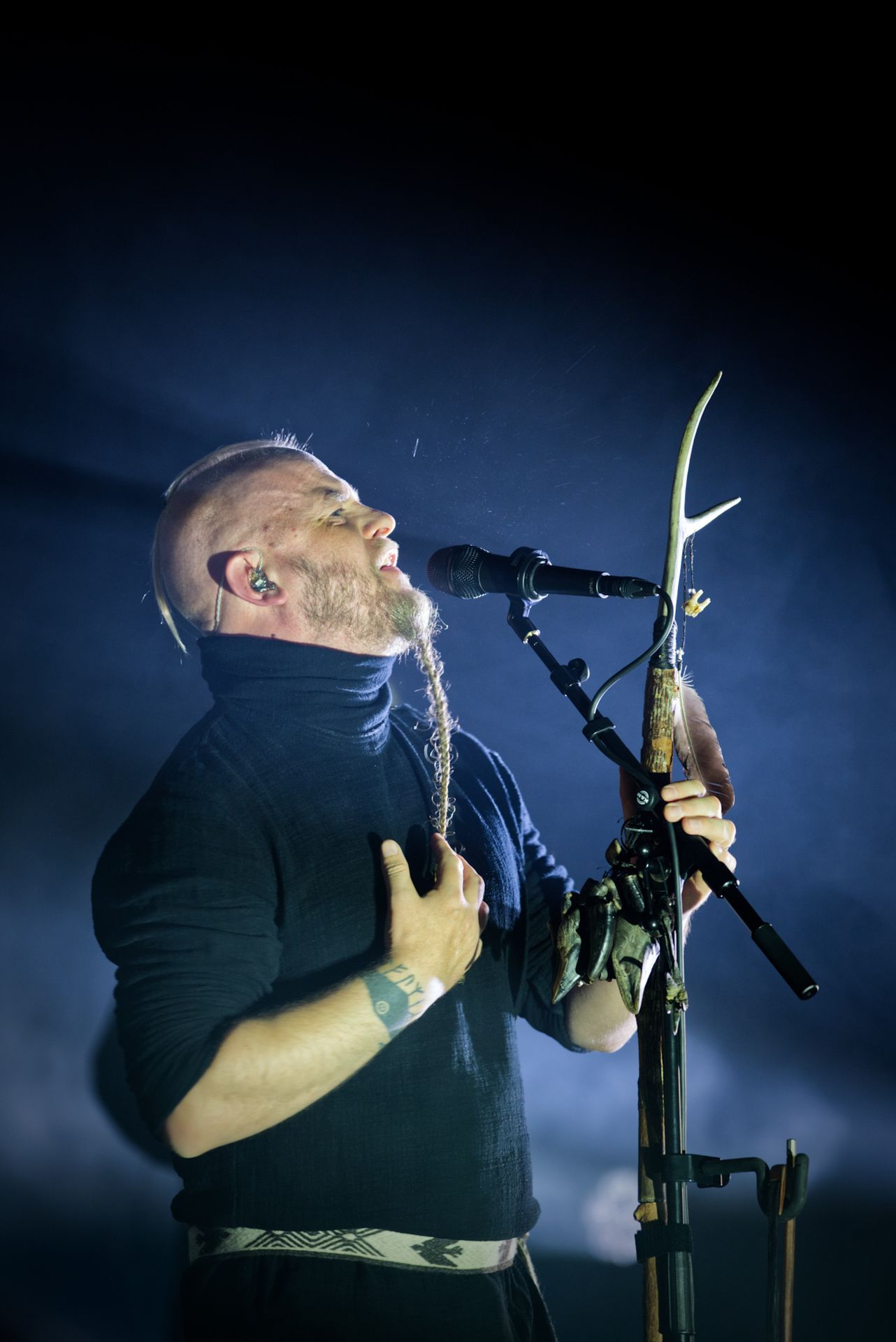 Photographie de Einar Selvik, chanteur du groupe Wardruna à la Salle Pleyel 2024