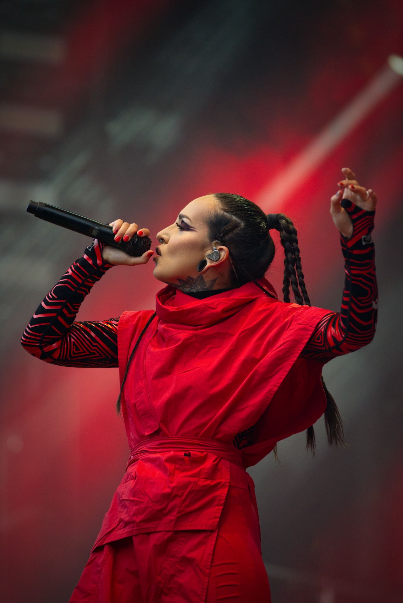 photographie de Tatiana Shmayluk, chanteuse de Jinjer sur la scène du Motocultor 2024