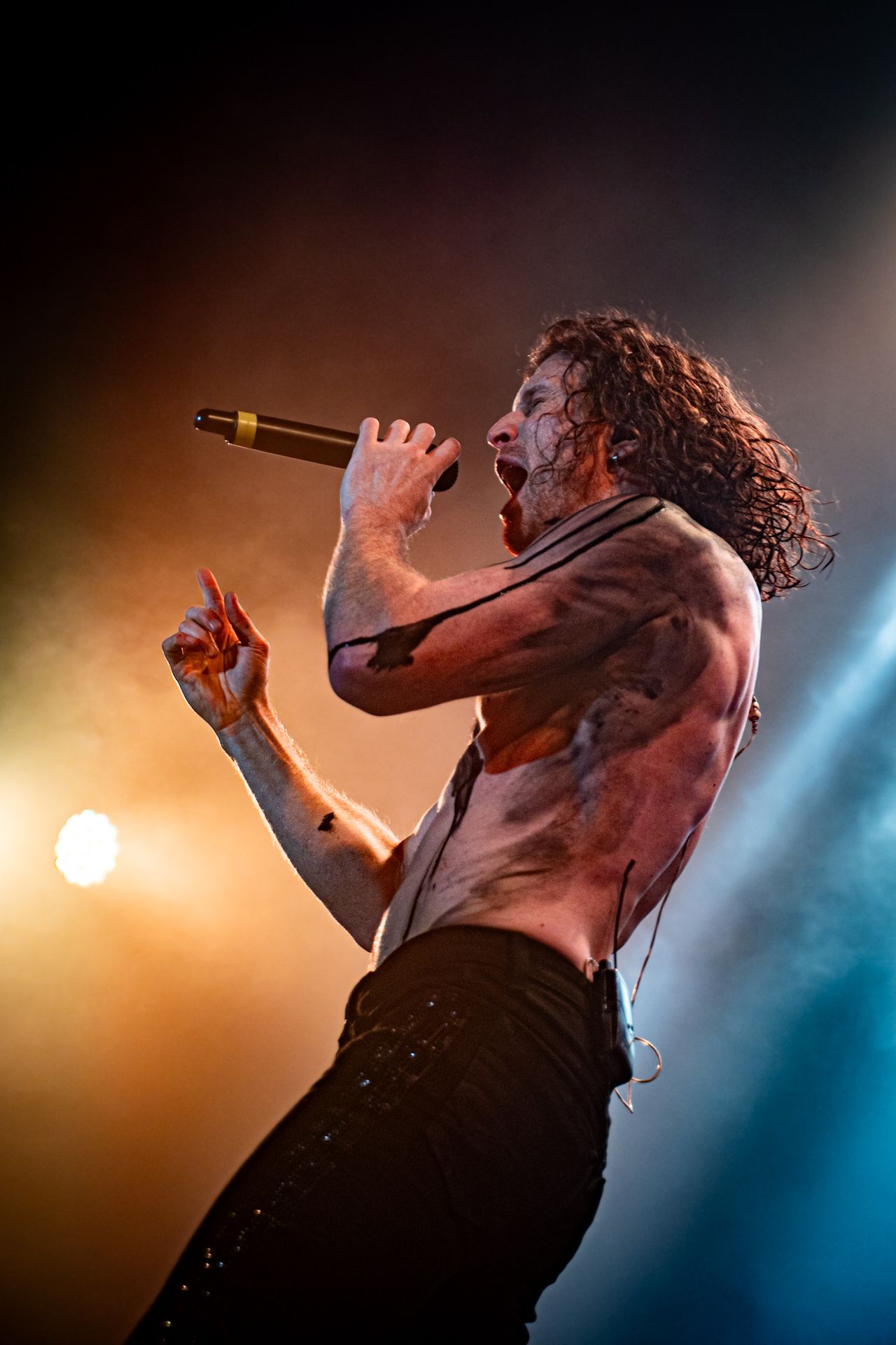 Photographie de Jonny Hawkins, chanteur du groupe Nothing More au Trabendo 2024