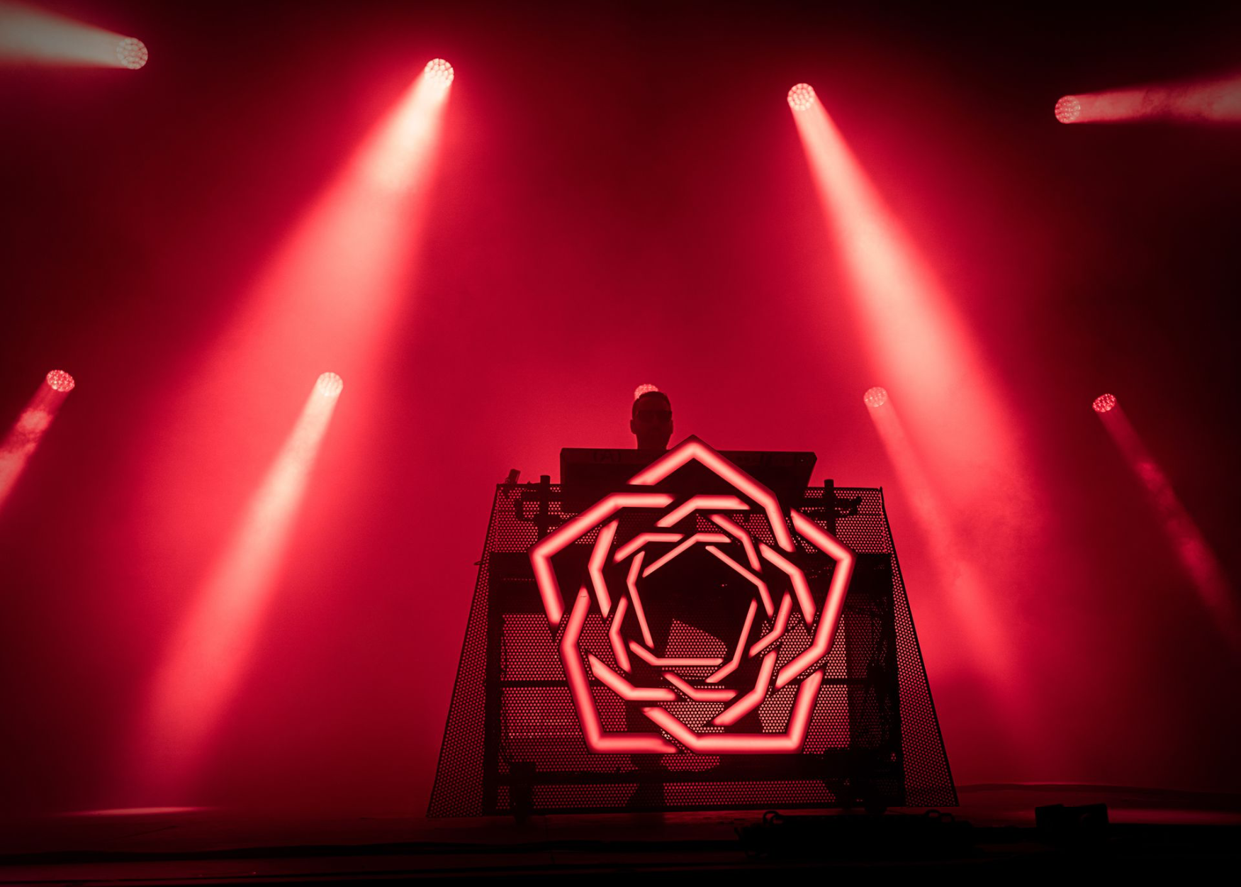 photographie de Franck Hueso, du groupe Carpenter Brut sur la scène du Motocultor 2025