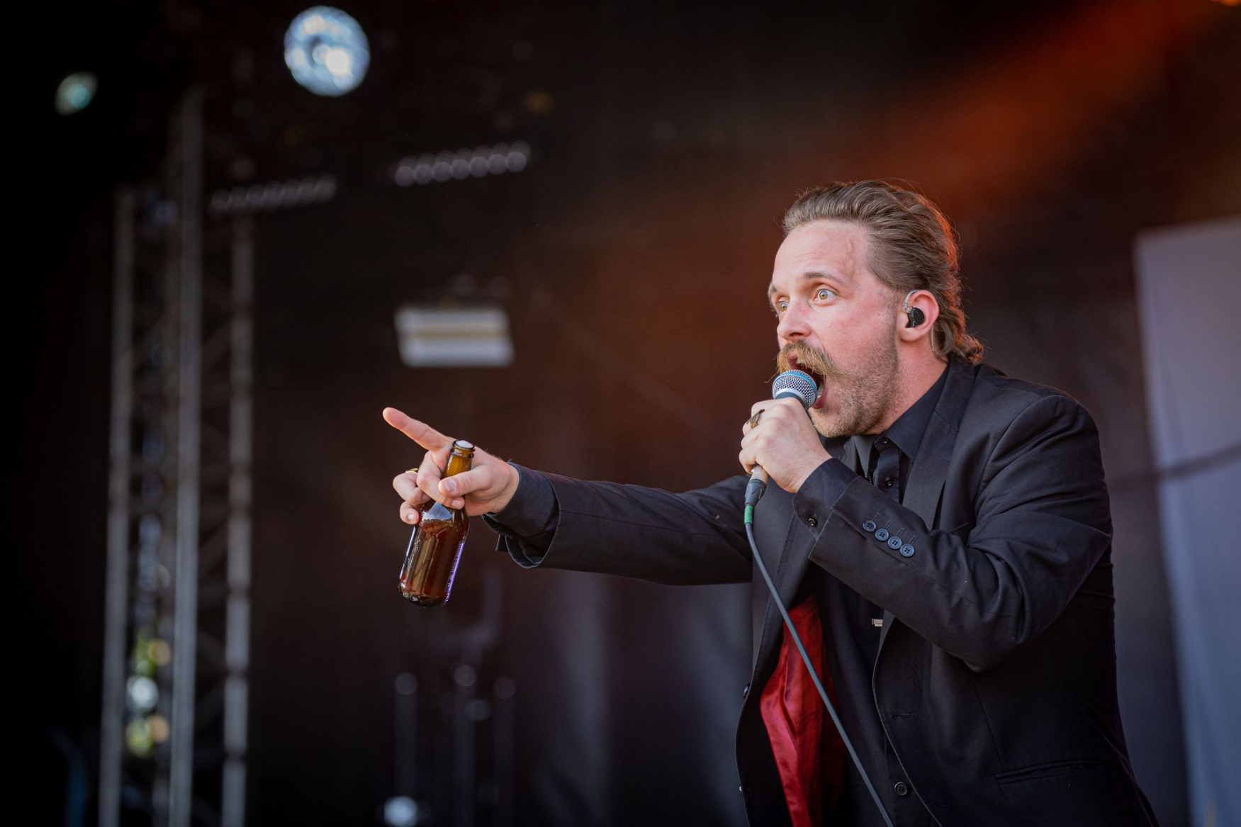 photographie du chanteur du groupe Me and That Man sur la scène du Motocultor 2025