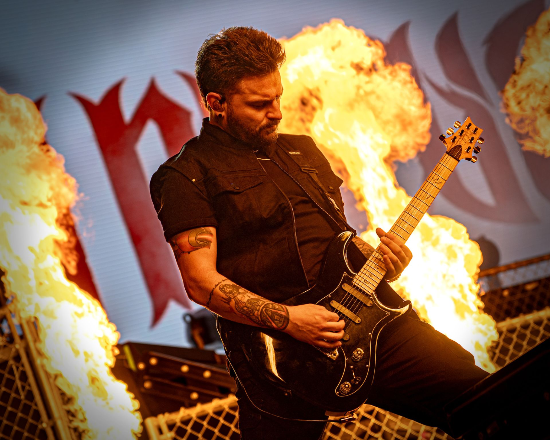 photographie de Dylan Bowman, guitariste du groupe I Prevail sur la scène du Motocultor 2025