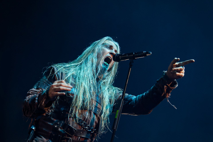 Photographie de Peter Tägtgren, chanteur du groupe Pain au Bataclan 2025
