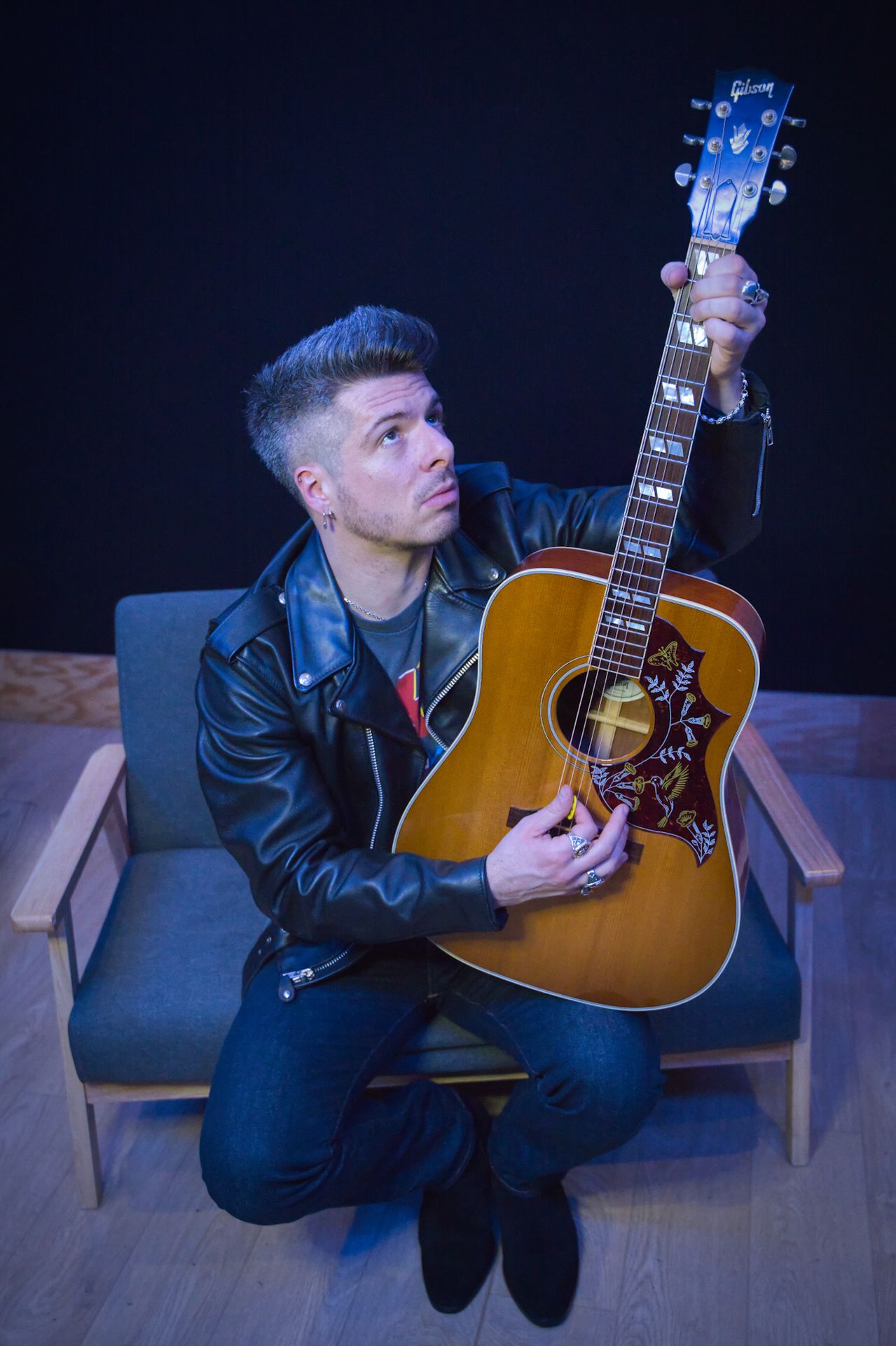 portrait de Mathieu Serres, guitariste et chanteur du groupe Dancers in Red lors d'une séance photo à Paris